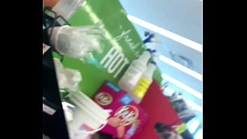 Sabrosas nalgas de esta rubia con short