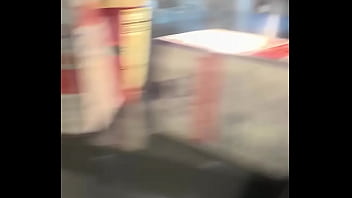 Sabrosas nalgas de esta rubia con short