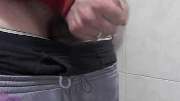 Me masturbo y me corro en el baño de mi suegra