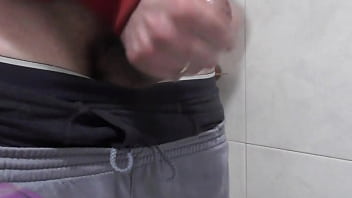 Me masturbo y me corro en el baño de mi suegra