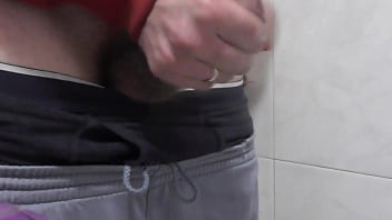 Me masturbo y me corro en el baño de mi suegra