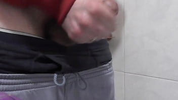 Me masturbo y me corro en el baño de mi suegra