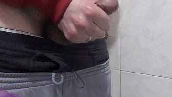 Me masturbo y me corro en el baño de mi suegra