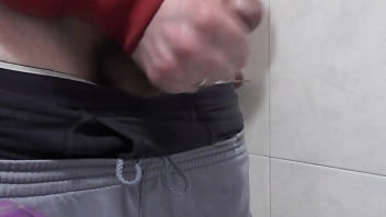 Me masturbo y me corro en el baño de mi suegra