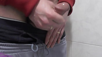 Me masturbo y me corro en el baño de mi suegra