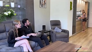 Mi tradisce con la sua collega ️ loro stanno parlando in sala e non mi accorgo che