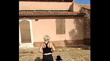 Dans mon leggings sexy en extérieur je crois qu'on voit à travers