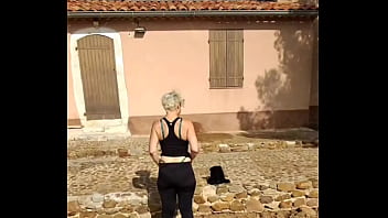 Dans mon leggings sexy en extérieur je crois qu'on voit à travers