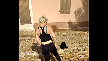 Dans mon leggings sexy en extérieur je crois qu'on voit à travers