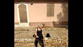 Dans mon leggings sexy en extérieur je crois qu'on voit à travers