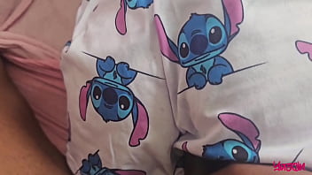 Meu padrasto bbc me flagrou assistindo pornô me fez gozar muito completo no sheer e red