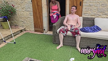 Sa belle mère étend le linge il la choppe et la fait gicleren