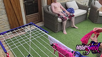 Sa belle mère étend le linge il la choppe et la fait gicleren