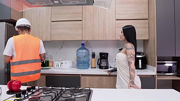 The plumber comes to fix the pipe and i end up paying him with my wet pussy – la rola and daniclark