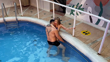 Follando con extraña en la piscina del hotel mientras su novio descansa en su habitación