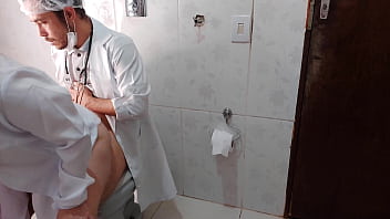 Enfermeira fode com doutor roludo no banheiro do hospital