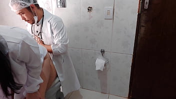 Enfermeira fode com doutor roludo no banheiro do hospital