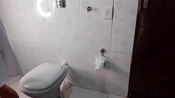 Enfermeira fode com doutor roludo no banheiro do hospital