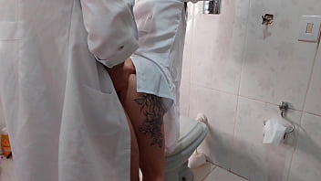 Enfermeira fode com doutor roludo no banheiro do hospital