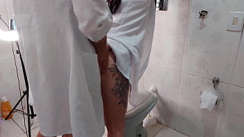 Enfermeira fode com doutor roludo no banheiro do hospital