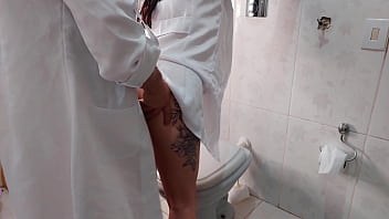 Enfermeira fode com doutor roludo no banheiro do hospital