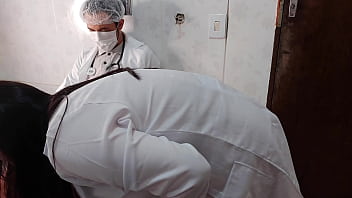 Enfermeira fode com doutor roludo no banheiro do hospital