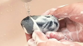 小さな舌が高速で上下。生身では味わえない快感の呼び水