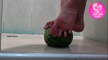 Footplay amassando melancia com os pés lovecockcrusch