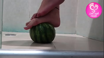 Footplay amassando melancia com os pés lovecockcrusch