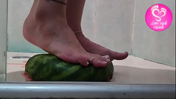 Footplay amassando melancia com os pés lovecockcrusch