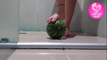 Footplay amassando melancia com os pés lovecockcrusch