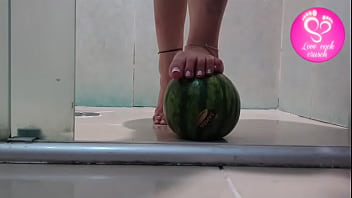 Footplay amassando melancia com os pés lovecockcrusch
