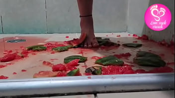 Footplay amassando melancia com os pés lovecockcrusch