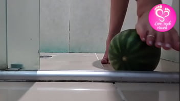 Footplay amassando melancia com os pés lovecockcrusch