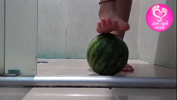 Footplay amassando melancia com os pés lovecockcrusch