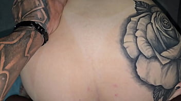 Peguei a novinha se masturbando como sou educado ofereci meu pau pra ajudar