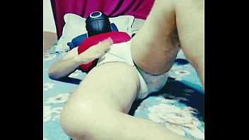 Bad wolf28 的網路攝影機展現了誘惑力和暗示性 以及對無節制的快感和公眾性喚起的渴望。