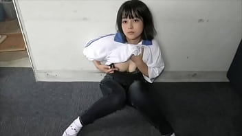 狭い膣内を小刻み指刺激しながらオナニーでピクンッとイキまくりました…