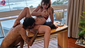 Novinha puta gozando na cobertura de frente pra praia