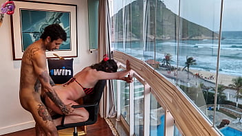 Novinha puta gozando na cobertura de frente pra praia