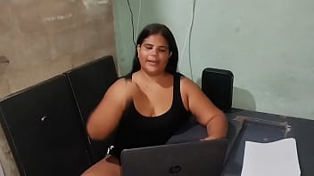 Colombiana gordita con culo grande se pone cachonda con su padrastro y lo pone muy cachondo