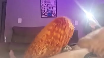 Esfregando a buceta rosa com plug anal ate a pica entrar