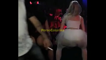 Novinha mostrando a raba no baile