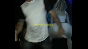 Novinha mostrando a raba no baile