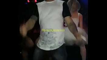 Novinha mostrando a raba no baile