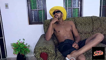 Outro ângulo dessa foda com a loira iniciante deu pros dois dotados roludos sensacional