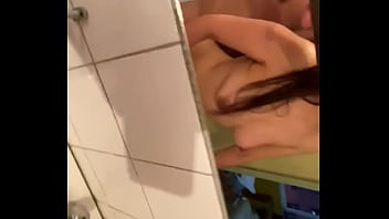 La grabo por espejo mientras follamos