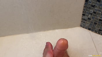 Punheta com os pés molhados da milf loira no banho – fabi drumond