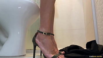 Punheta com os pés molhados da milf loira no banho – fabi drumond