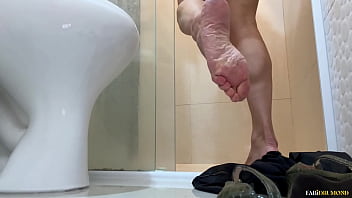 Punheta com os pés molhados da milf loira no banho – fabi drumond